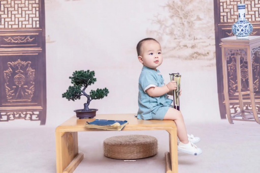 酒泉女宝宝换尿布