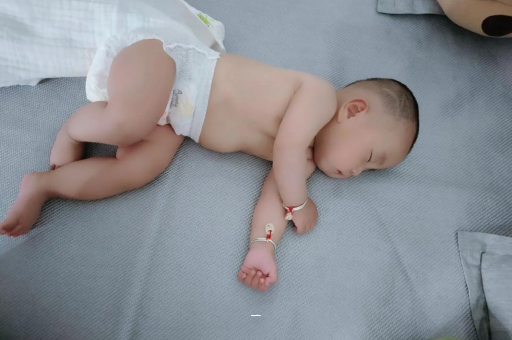 酒泉宝宝胳膊上起红疙瘩